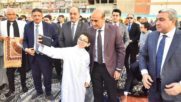 محافظ أسيوط يتبادل التهاني والصور التذكارية مع المواطنين بمناسبة عيد الفطر