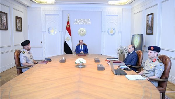 السيسي يناقش أنشطة ومهام القوات المسلحة وجهودها في إنجاز المشروعات القومية وتوفير حياة كريمة للمواطنين.. ويشيد بجهود الدولة لمواجهة التحديات الناجمة عن الأزمات العالمية والإقليمية المتلاحقة