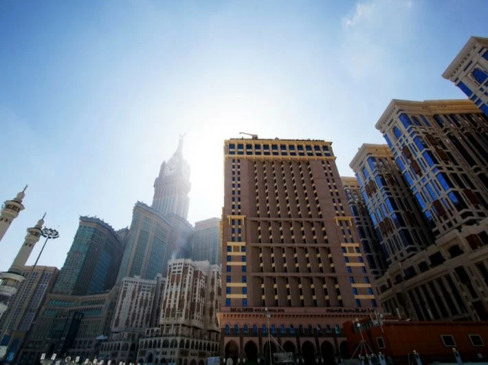 «السياحة» تحذّر ملّاك المباني في مكة والمدينة من تقديم خدمات الضيافة أو الإيواء للحجّاج بدون ترخيص
