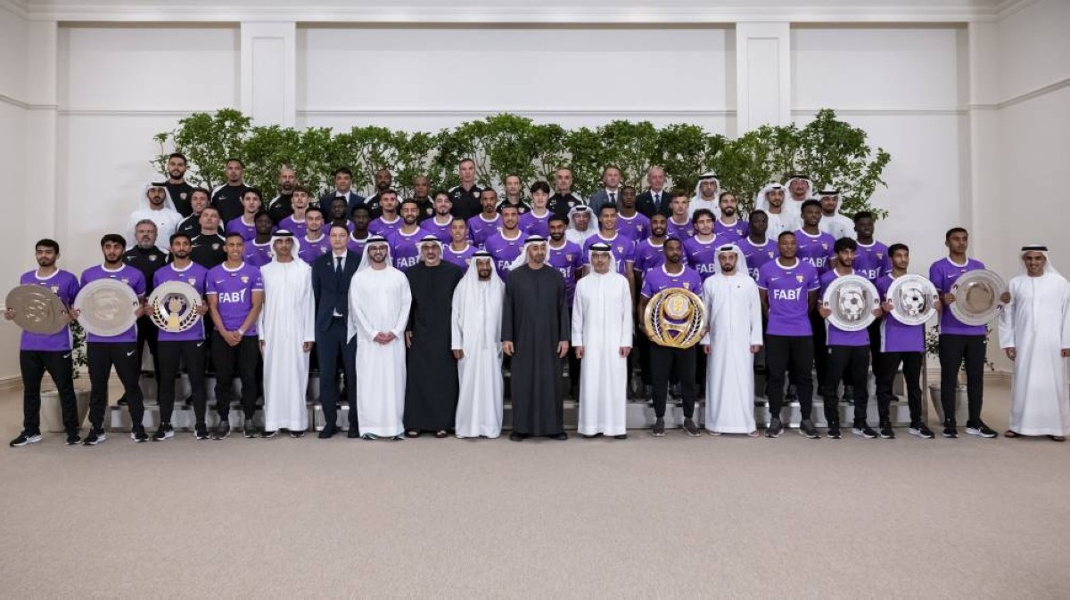 رئيس الدولة يستقبل فريق نادي العين لكرة القدم بمناسبة فوزه بلقب «دوري أدنوك للمحترفين»