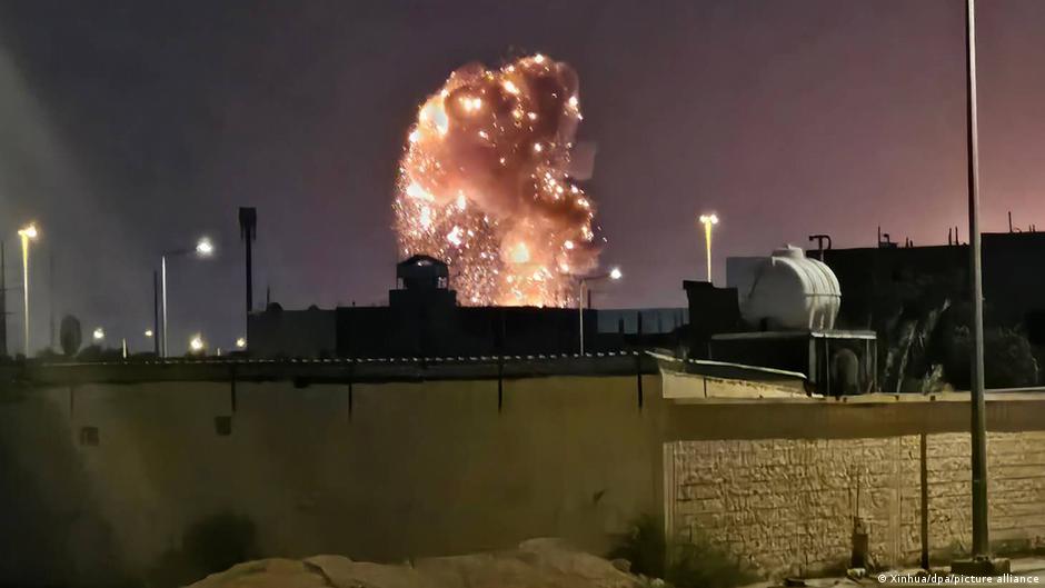 الدفاعات السعودية والإماراتية تعترض عشرات المسيرات والصواريخ