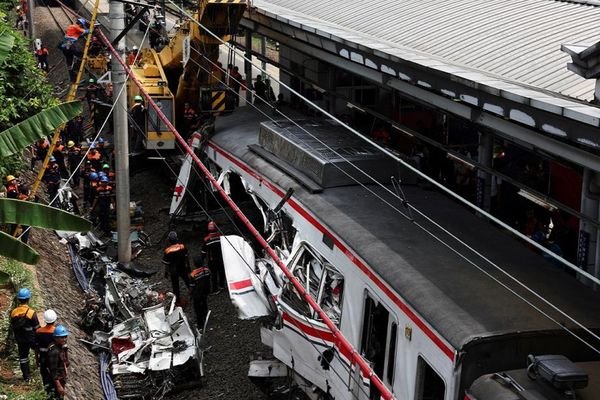 ارتفاع ضحايا تصادم قطاري إندونيسيا إلى 15شخصا