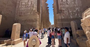 معالم الأقصر الأثرية تسجل إقبالا سياحيا من حول العالم للاستمتاع بالتاريخ والطقس الدافئ.. وعودة رحلات البالون للتحليق بسماء الأقصر بخروج 37 رحلة تقل 900 سائح.. الزيارات السياحية تنعش الأجواء في الكرنك