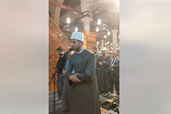 المتوَّج بالمركز الأول في المسابقة العالمية يؤم المصلين بالتراويح في جامع عمرو بن العاص (بث مباشر)