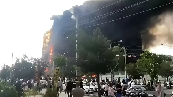 ارتفاع ضحايا حريق المركز التجاري في طهران إلى 8 قتلى و36 مصابا (فيديو)