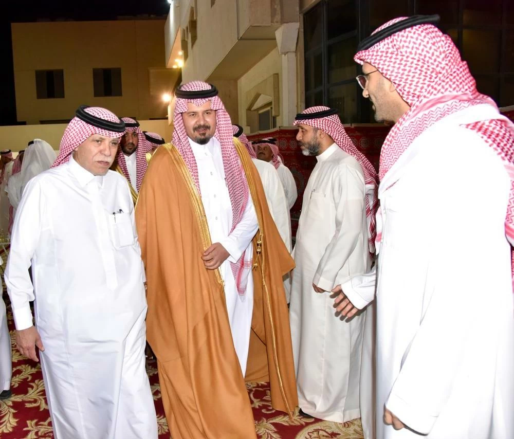 أمير المدينة يواسي القصبي في وفاة شقيقته
