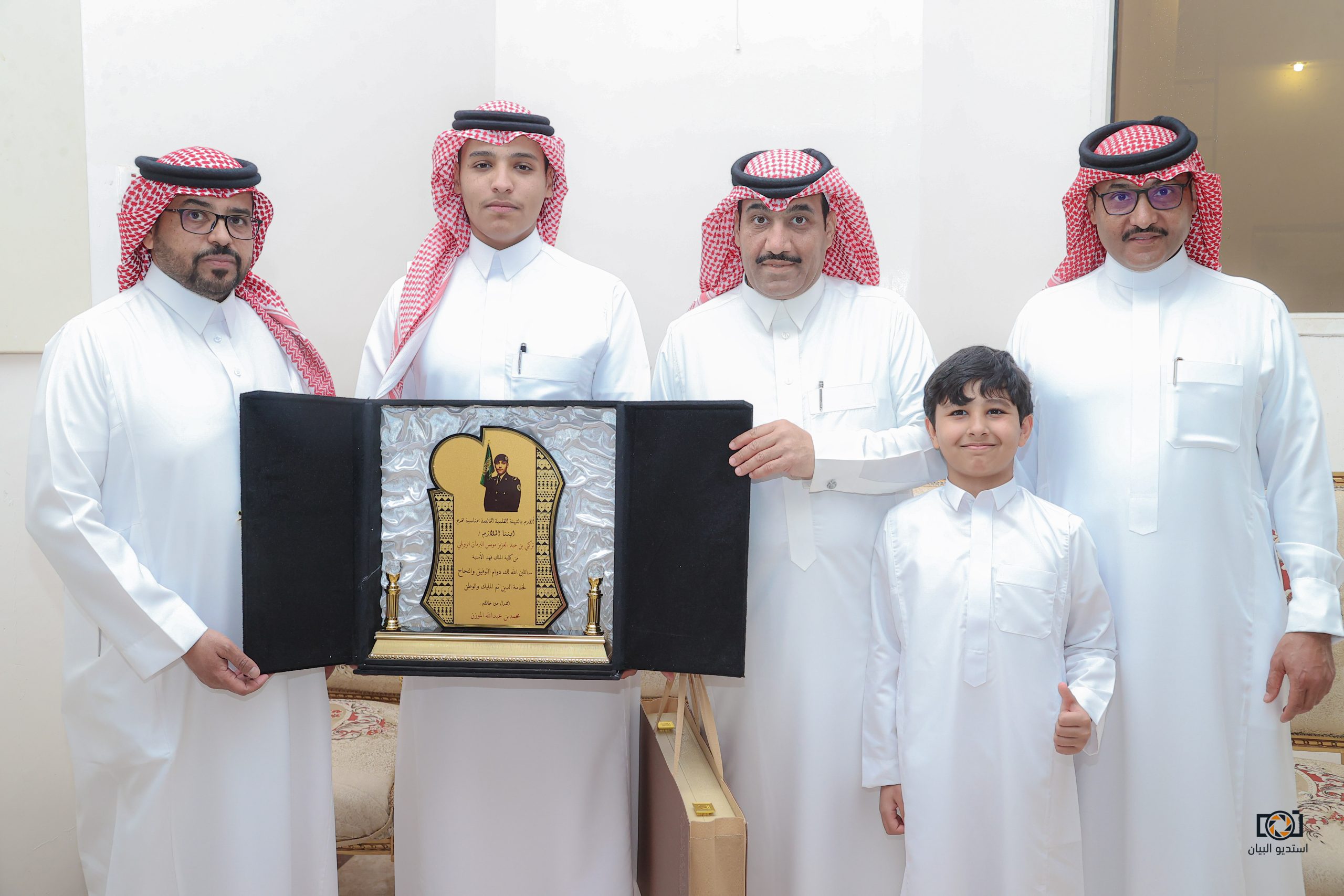 بالصور.. الأستاذ عبدالعزيز مونس يحتفل بتخرج نجله الملازم تركي من كلية الملك فهد الأمنية