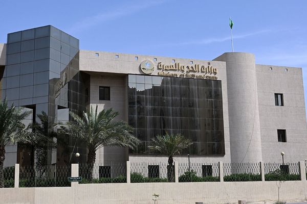 وزارة الحج والعمرة توقف 21 شركة لخدمة المعتمرين