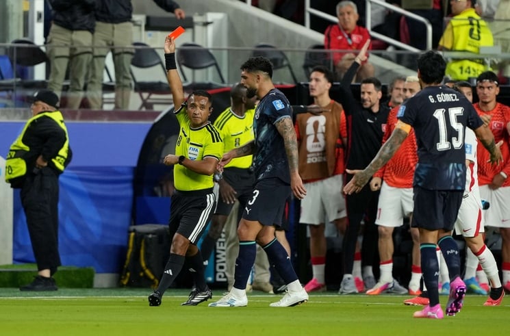 ألميرون يدخل التاريخ كأول ضحية لقانون تغطية الفم في المونديال