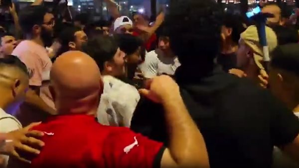 "ميسي فينه.. هنطلع عينه"، هتافات جماهير مصر تشعل احتفالات التأهل إلى دور الـ16