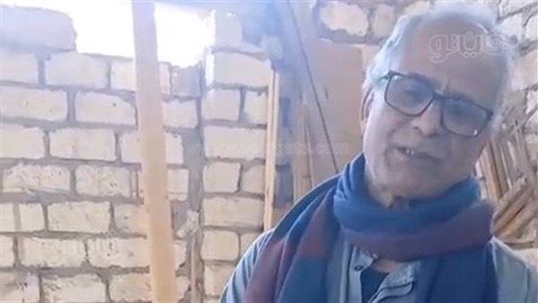 بيحافظ على موروث ضايع، قبطي يصنع فانوس رمضان من الخشب ويهديه إلى قصر ثقافة قنا (فيديو)