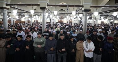 أخبار × 24 ساعة.. أئمة القبلة بالجامع الأزهر يؤمون المصلين بالقراءات المتواترة