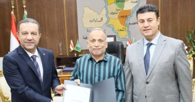 محافظ المنوفية يسلم 16 عقد تقنين جديد لأراضي أملاك الدولة للمواطنين