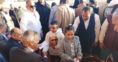 محافظ جنوب سيناء يوزع عيديات وهدايا على الأطفال بعد صلاة عيد الفطر