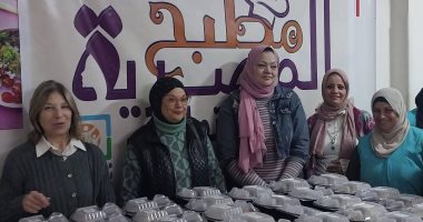القومى للمرأة بسوهاج يوزع 380 وجبة على الأكثر احتياجا بقرية الشيخ زين الدين