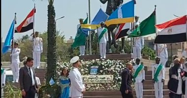 وضع إكليل الزهور أمام تمثال الإسكندر الأكبر اختفالا بتأسيس الاسكندرية