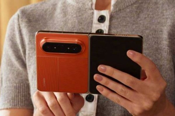 «هواوي» تطلق أول هاتف «عريض» قابل للطي