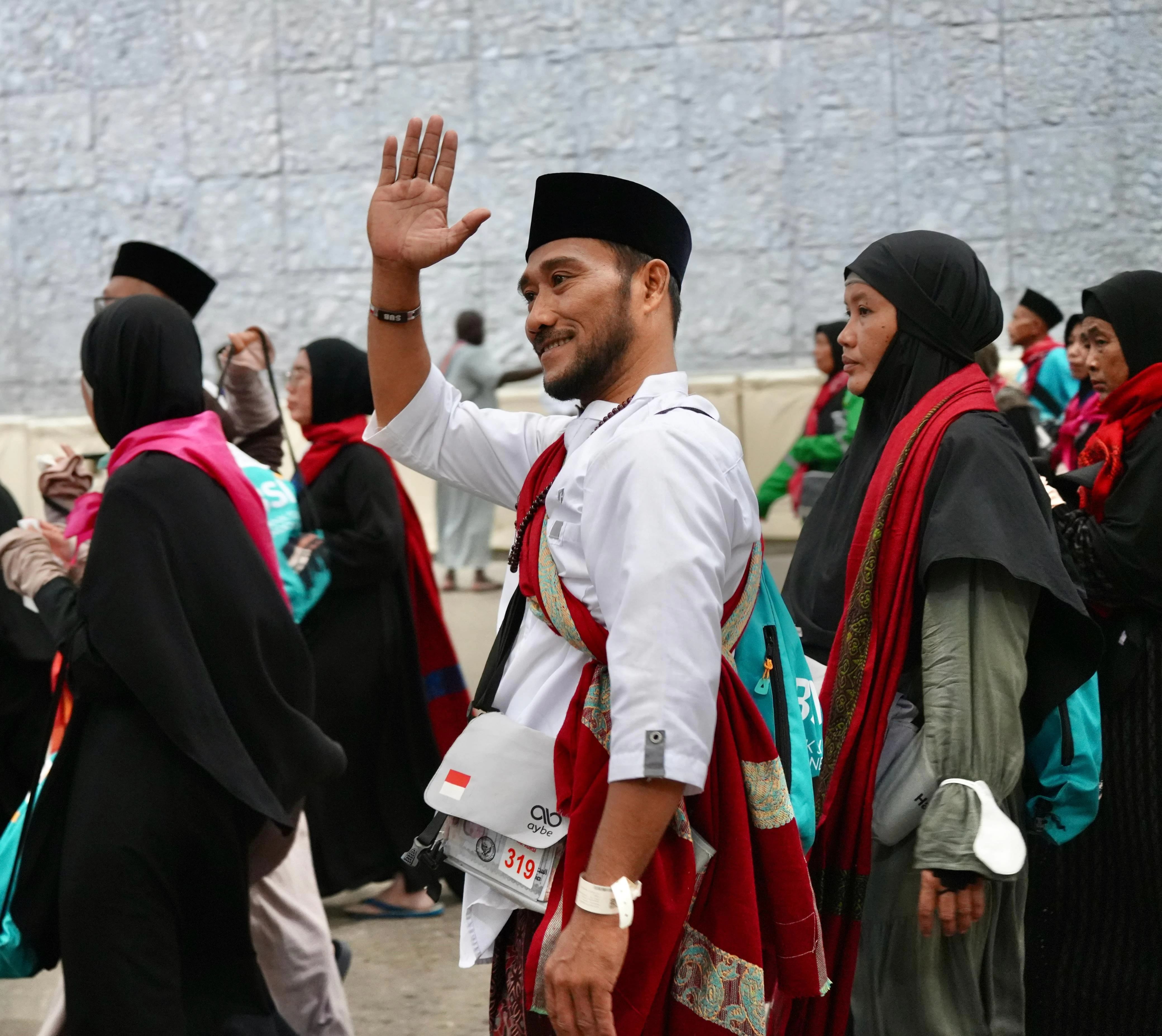 وفاء من الضيوف لمن جعلوا الحج ذكرى لا تنسى