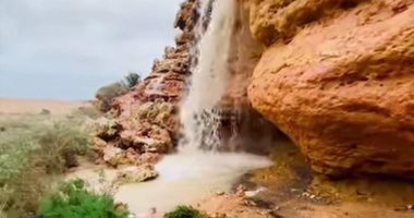 أمطار الخير تعم مطروح.. مشاهد رائعة لتدفق المياه وانحدارها من الجبال فى شلالات.. حصاد مئات آلاف الأمتار من المياه.. وأجهزة المحافظة تحتوى آثار الأمطار وإزالة تراكمها من الشوارع والطرق السريعة