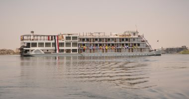 قناة السويس: إنزال الفندق العائم قصر إبريم إلى بحيرة ناصر بعد انتهاء الصيانة