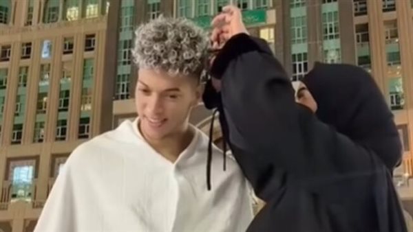 بعد فيديو إمام عاشور، هل قص الزوجة لشعر زوجها في التحلل وصبغه يؤثران على صحة العمرة؟