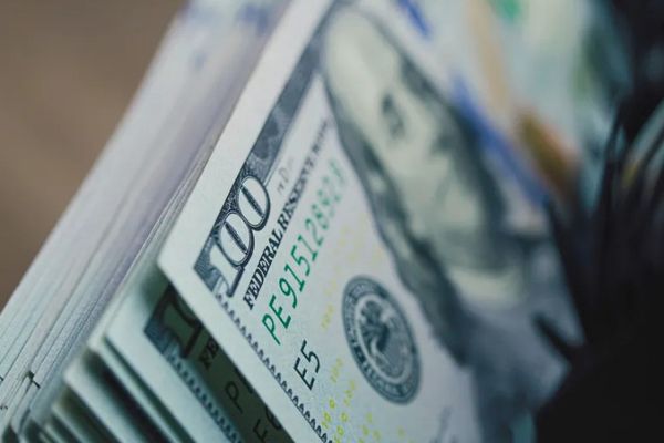 الدولار يحقق مكاسب قوية مع تزايد الإقبال على الملاذات الآمنة