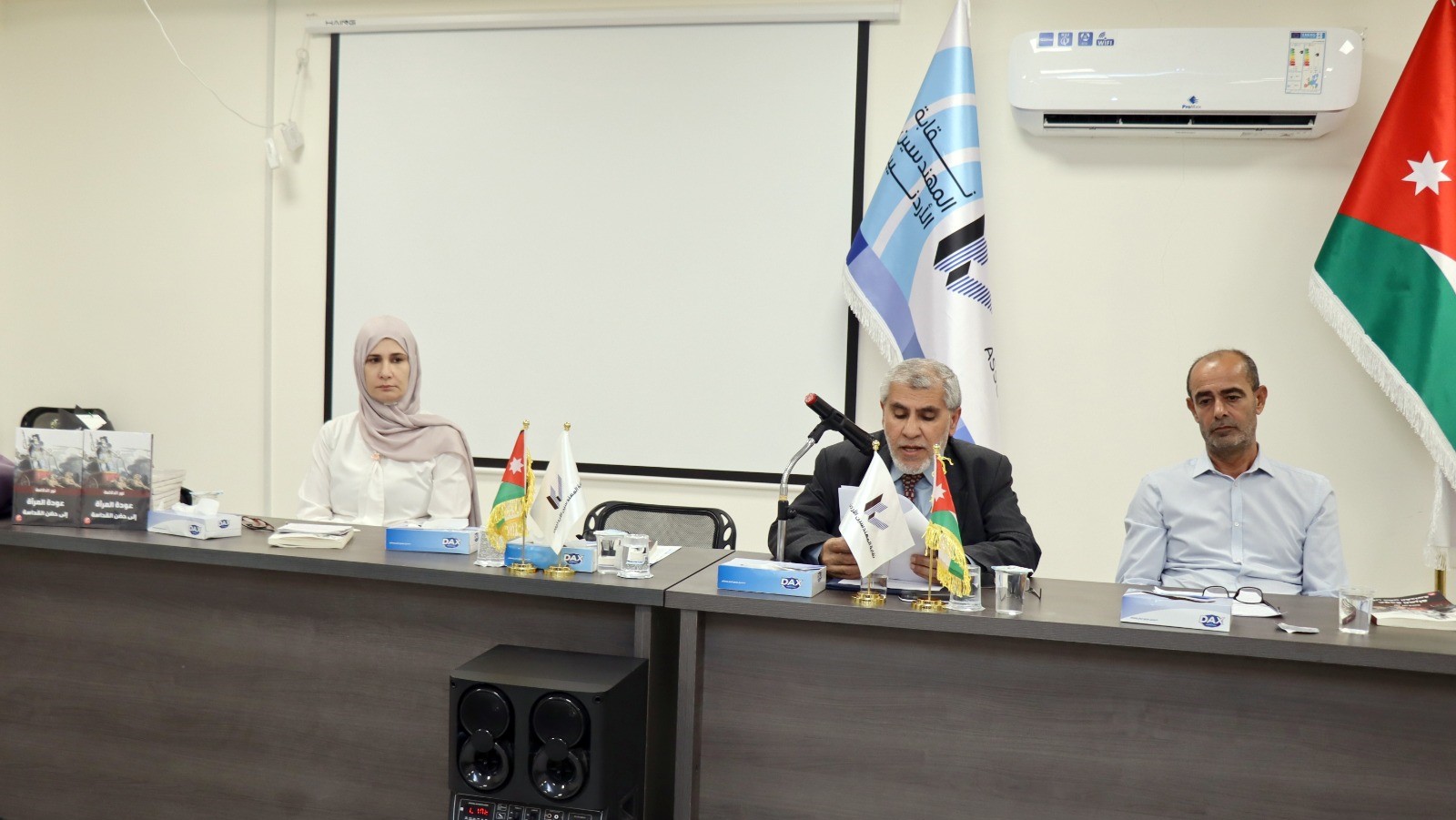 إشهار كتاب “عودة المرأة إلى حضن القداسة” للكاتبة دلالعة