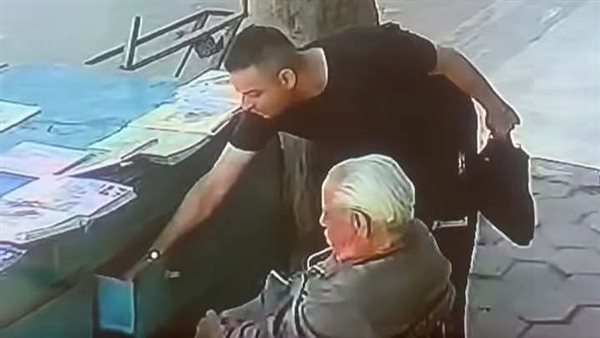 عاجل| استغل نومه وأخذ كل أمواله.. شاب يسرق بائع جرائد مسنًا في حلوان ويثير غضبًا على السوشيال ميديا
