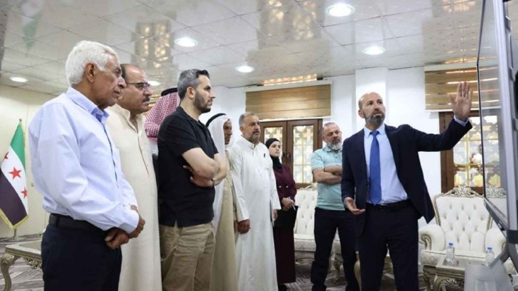 الرقة : أهال من ” شمال السكة ” يحتجون على قرار هدم منازلهم .. والمحافظ يعدهم بشقق حديثة