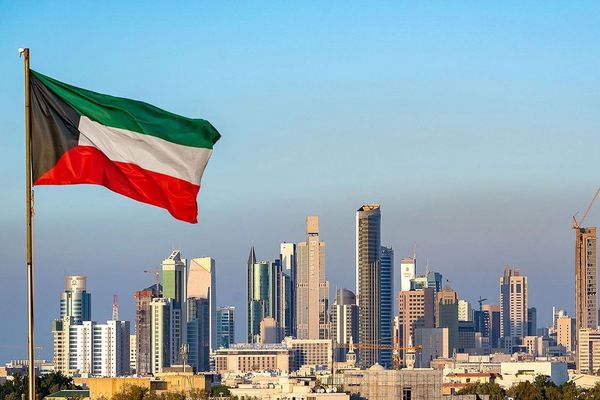 الكويت تتصدى لأهداف معادية بالصواريخ والطائرات المسيرة