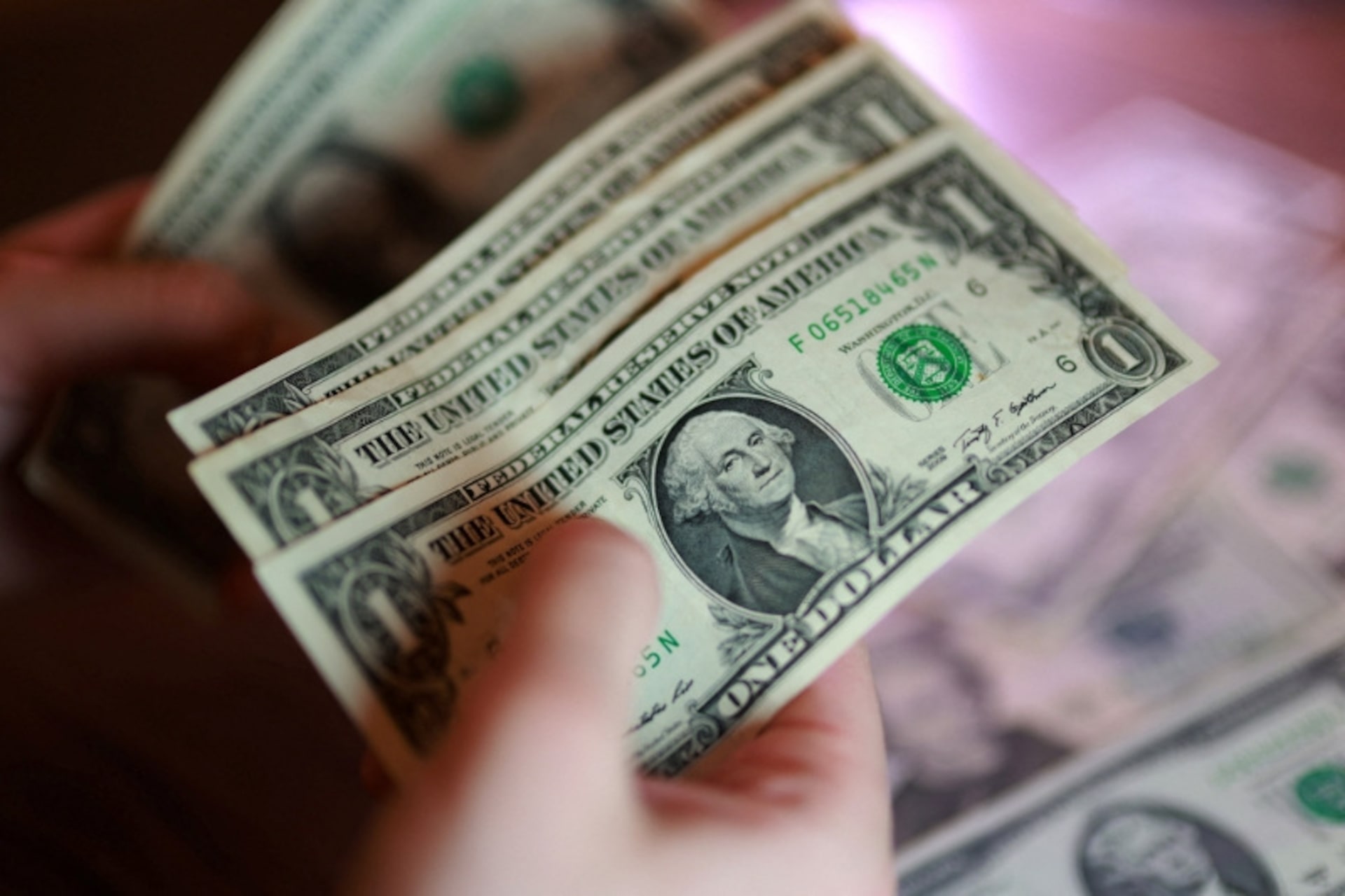 تراجع الدولار الأميركي بعد تقارير عن مسودة اتفاق بين واشنطن وطهران