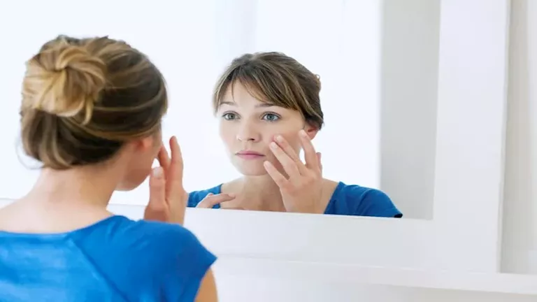 تظهر على الفم والعين.. علامات قد تنذر بنقص فيتامين ب 12