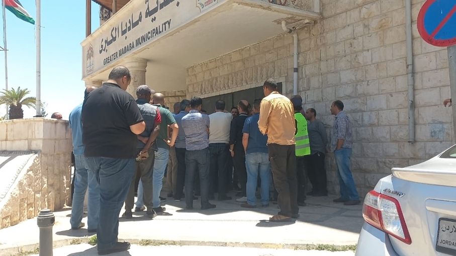 موظفو بلدية مادبا خلال وقفة احتجاجية: لا تمسوا مكافآتنا وحوافزنا