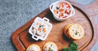 تناول ثلاث وجبات أم وجبات صغيرة متكررة على مدار اليوم