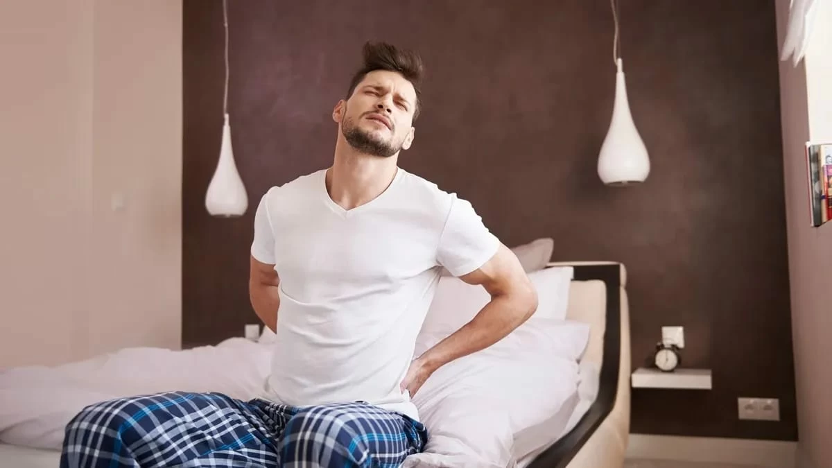لماذا تستيقظ وآلام الجسم تلازمك؟ هذه أبرز الأسباب الطبية المحتملة