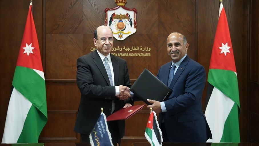 الخارجية وبنك الأردن يوقعان اتفاقية لتطوير الإدارة المالية للبعثات في الخارج
