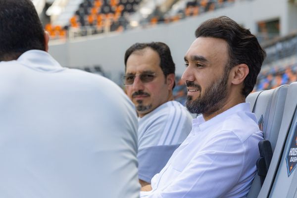 وزير الرياضة يدعم الأخضر قبل مواجهة الرأس الأخضر في مونديال 2026