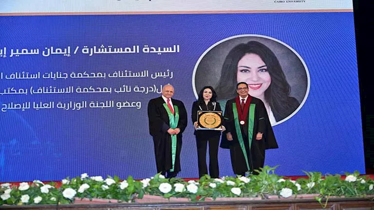 تكريم رائدات الهيئات القضائية بحقوق القاهرة- صور