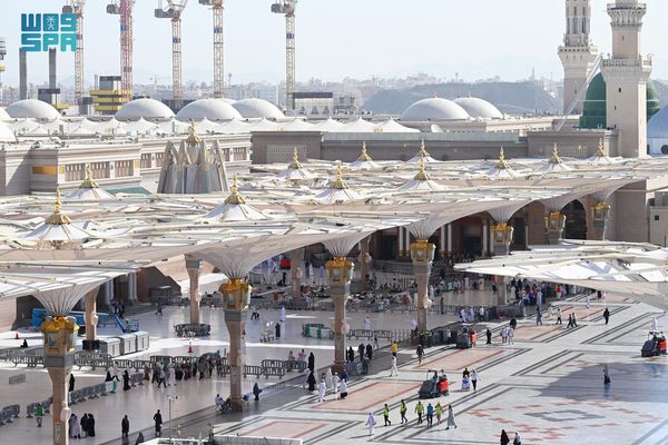 مظلات المسجد النبوي.. هندسة متحركة تظلل أكثر من 228 ألف مصلٍّ