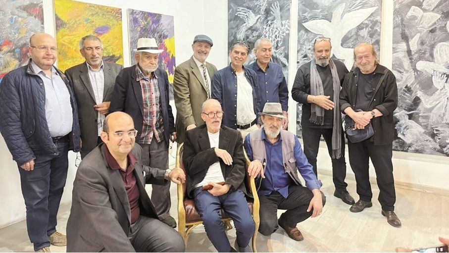 حرز الله.. فنان يهزم ارتجاف الباركنسون بريشة تصر على الحياة