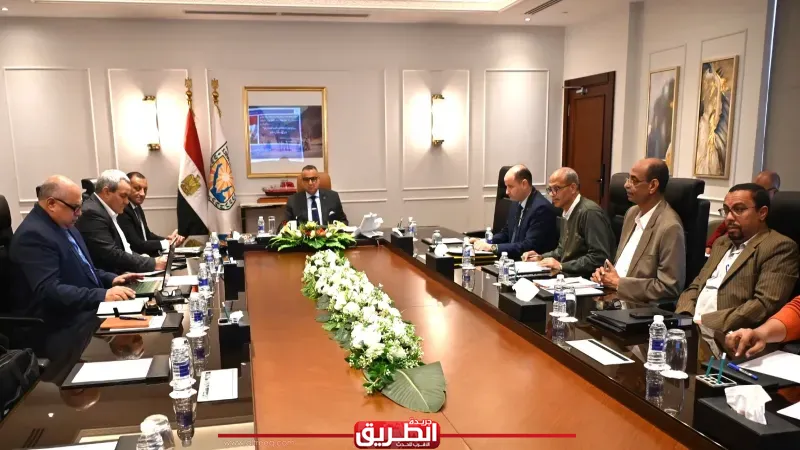 محافظ جنوب سيناء يبحث تطوير ساحات الشاحنات بطابا ونويبع