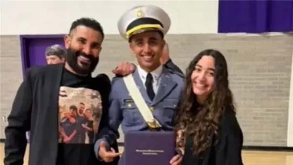 أحمد سعد يفاجئ نجله بسيارة في حفل تخرجه (فيديو)