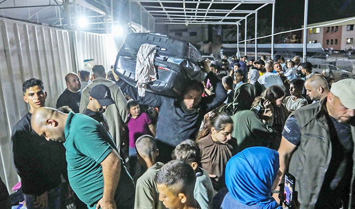شهادات عن تفتيش دقيق واختفاء أمتعة وأدوية.. عذابات الفلسطينيين العائدين إلى غزة