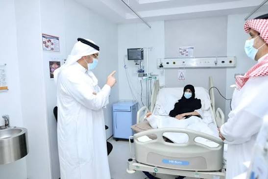أمير عسير يزور مصابي حادث اللعبة الترفيهية بأبها