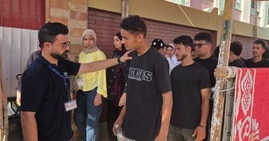تفتيش الطلاب قبل دخول لجان الكيمياء والجغرافيا بالإسماعيلية