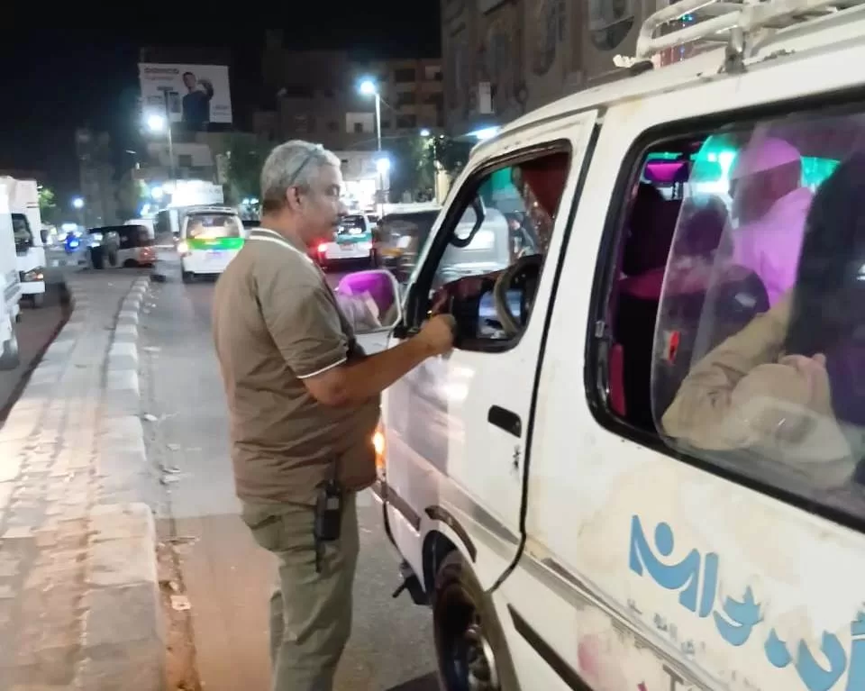 محافظ أسوان يشدد على تكثيف حملات لجنة السيرفيس لإعادة الإنضباط وتوفير وسائل النقل للمواطنين .. وضبط 35 سيارة ميكروباص مخالفة لخطوط السير