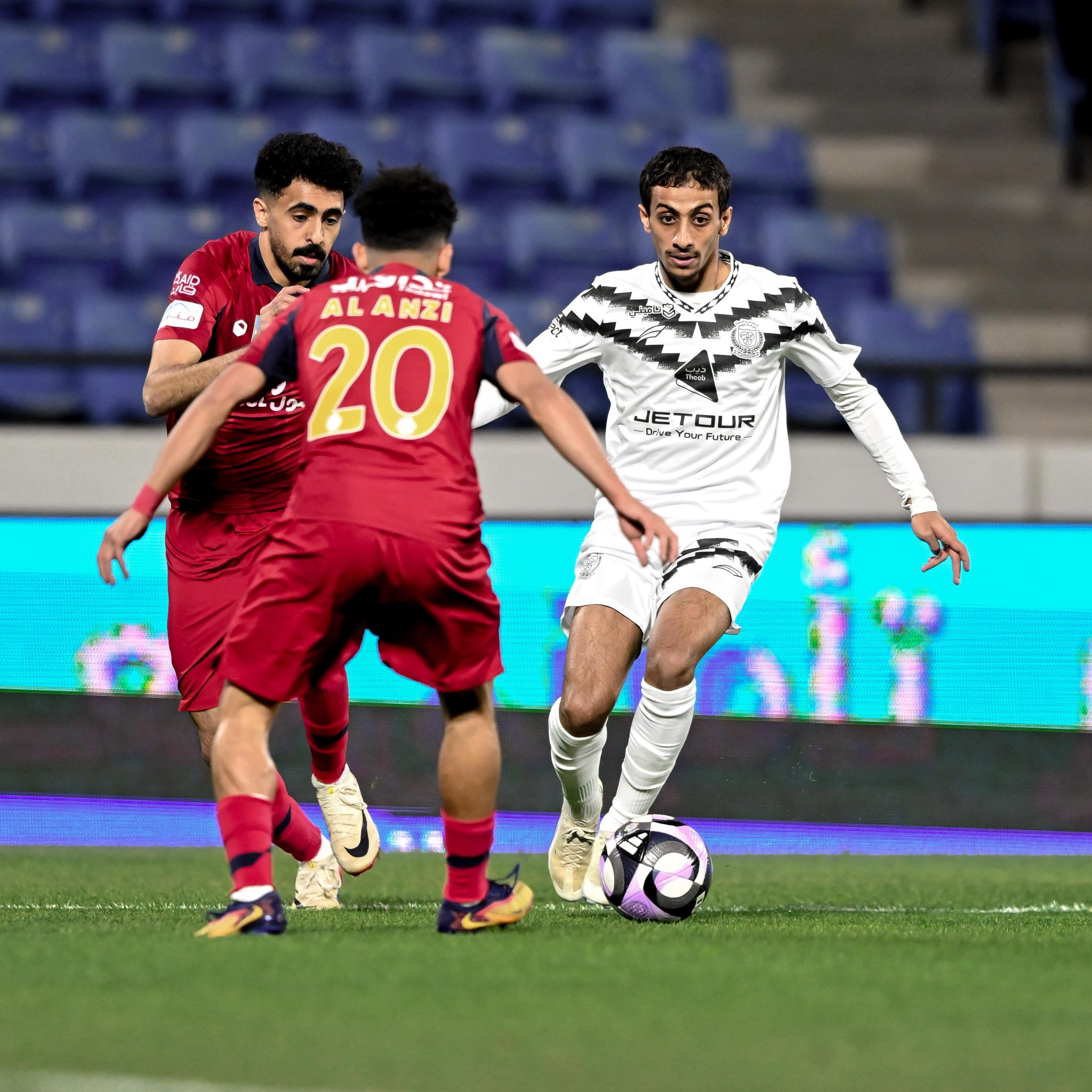 بن زكري ينجح في المهمة الأولى ويقود الشباب للفوز على ضمك بثلاثية