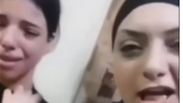 فيديو طفلين يبكيان بسبب تعنيف مزعوم من زوجة والدهما يثير غضبًا واسعًا على مواقع التواصل