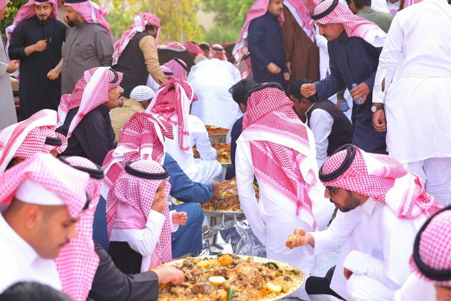 ولائم العيد في حائل.. مائدة واحدة تجمع الحي وتعيد صياغة الفرح