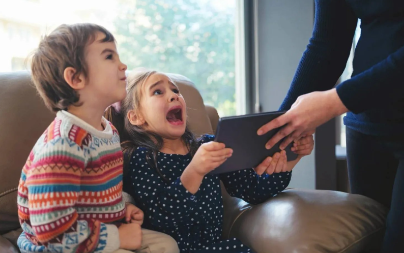 نحو 350 ألف طفل ويافع يعانون من إدمان وسائل التواصل الاجتماعي